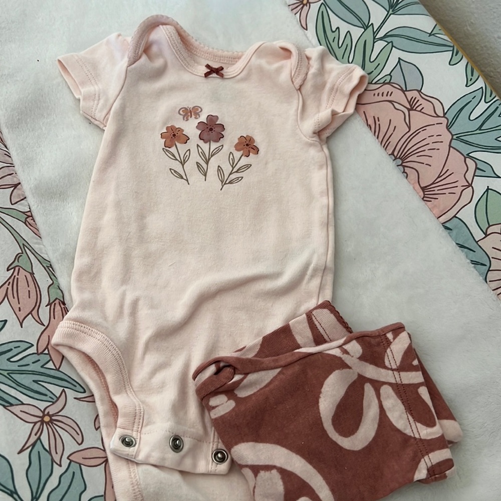 NWOT Carter’s spring flower outfit (3M)